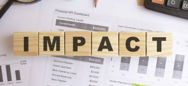 Ofisteki masanın üzerinde tahtadan küpler var. Metin Etkisi.