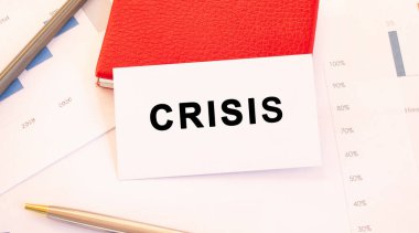 Kırmızı kart sahibinin yanında yazılı beyaz kartvizit var..