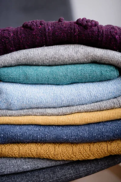 Örülmüş yün şeyler bir yığın içinde, yün ürünlerin yakın çekimi, örgü iğnelerinin üzerinde elleriyle örülmüş. Doku örnekleri açıkça görülüyor..