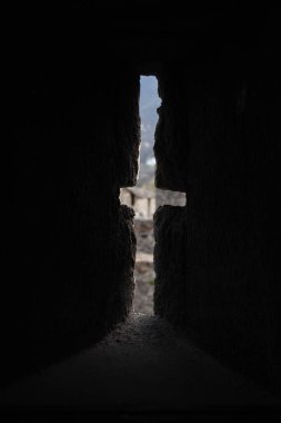 Haç şeklinde bir delik, haç şeklinde beton bir duvarda bir delik, İsviçre şehri delikten görülebiliyor.