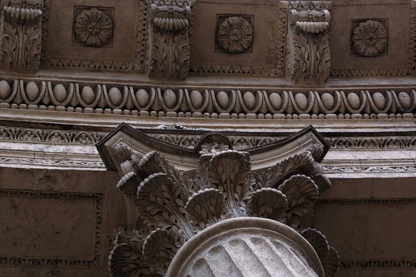 Binadaki mermer sütunlar ve desenler, büyük fotoğraf, sıva ayrıntıları açıkça görülüyor, St. Petersburg 'daki tarihi bina.