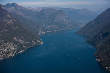 Nehir dağların arasından akar, göldeki mavi su, İsviçre 'deki bir gölün üzerinden güzel bir manzara.