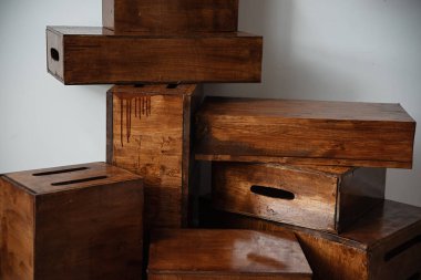 Üst üste dizilmiş dekoratif kutular