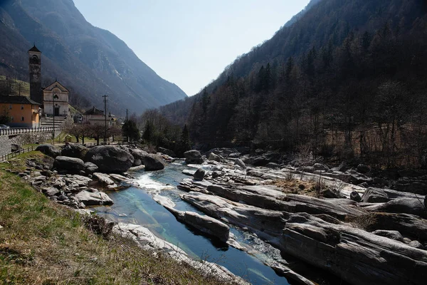 Prachtig Landschap Bergen Tussen Bergen Stroomt Een Turquoise Rivier Bruine — Stockfoto