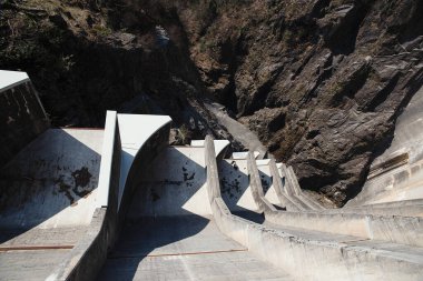 İçi boş, yukarıdan görünen bir dağ çatlağı.