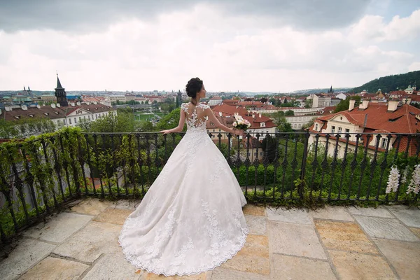 Uma Menina Vestido Noiva Fica Olha Para Cidade Frente Dela — Fotografia de Stock