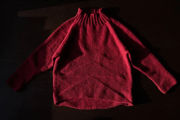 赤いニットのセーターがテーブルの上に置かれ — ストック写真