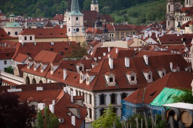 Şehrin manzarası, manzarası, görünen kırmızı kiremitler. Güneşli hava, mavi gökyüzü