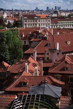 Şehrin manzarası, manzarası, görünen kırmızı kiremitler. Güneşli hava, mavi gökyüzü