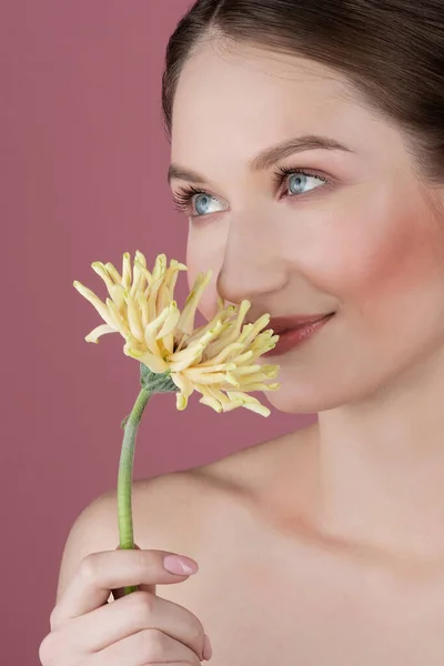 Retrato Una Joven Hermosa Con Maquillaje Natural Sosteniendo Una Flor — Foto de Stock