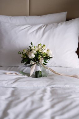 beyaz buket yatağın üzerinde, beyaz şakayığın gelini için buket