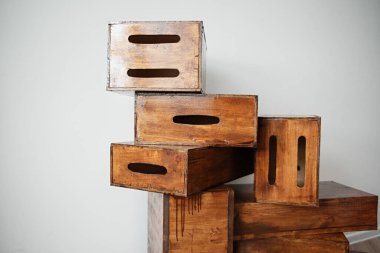 Üst üste dizilmiş dekoratif kutular