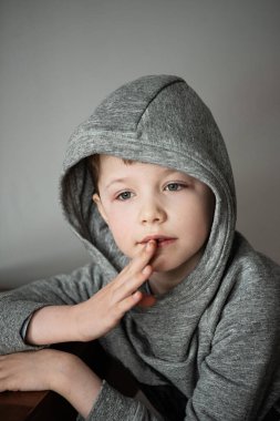 Sandalyesinde alüvyon olan bisikletli çocuk.