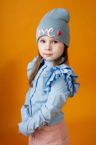 Cerca Retrato Una Niña Ella Doblado Las Manos Mira Lado — Foto de Stock