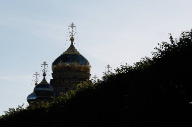Akşam kilisenin kubbesi, ana hatları karanlıkta görülebiliyor.