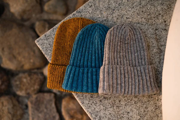 Tres Sombreros Punto Diferentes Colores Azul Gris Amarillo Encuentran Una — Foto de Stock