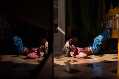 Kendini soyutlama, odada çocuk oyuncağı