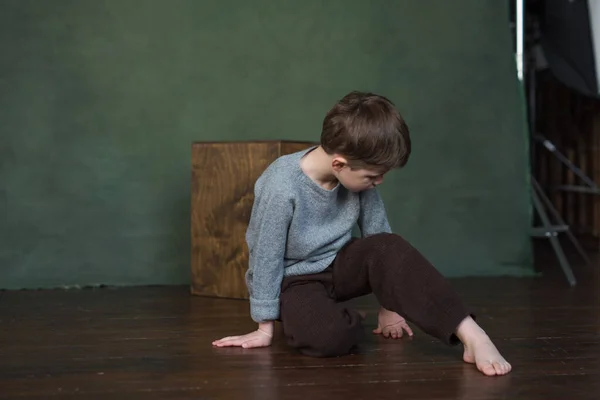 Όμορφο Αγόρι Πλεκτά Ρούχα Κάθεται Ένα Ξύλινο Κουτί Αυτιστικό Αγόρι — Φωτογραφία Αρχείου