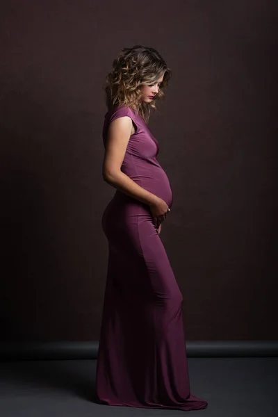 Photo Taken Photo Studio Brown Background Young Pregnant Woman Looks — Stock Photo, Image