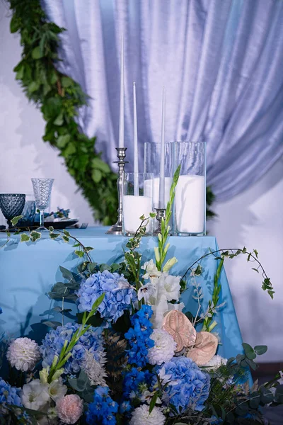 Hay Velas Blancas Una Mesa Con Mantel Azul Fondo Arco — Foto de Stock