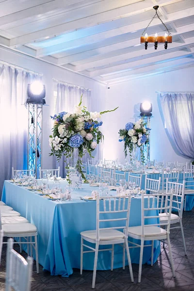 Restaurante Cuenta Con Hermosas Mesas Con Servicio Decoración Está Hecha — Foto de Stock