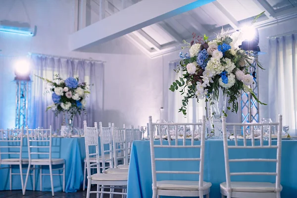 Restaurante Cuenta Con Hermosas Mesas Con Servicio Decoración Está Hecha — Foto de Stock