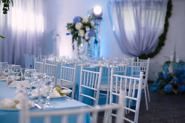 Restaurante Cuenta Con Hermosas Mesas Con Servicio Decoración Está Hecha — Foto de Stock