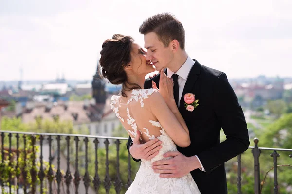 Noivo Beijo Noiva Cidade Cara Abraça Menina Casamento Praga — Fotografia de Stock