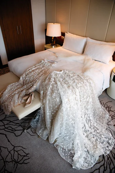 Quarto Uma Cama Com Lençóis Brancos Vestido Noiva Jaz Cama — Fotografia de Stock