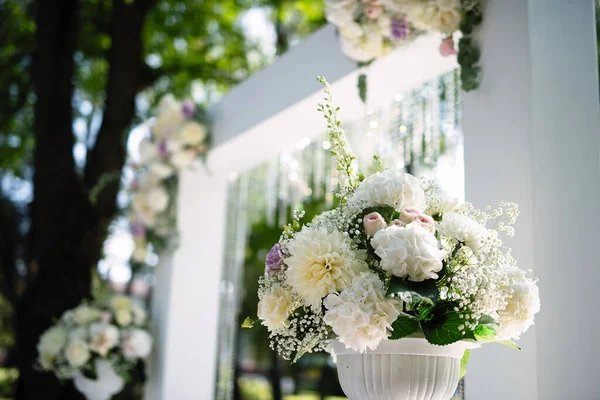 Stor Vas Blommor Står Naturen Frodiga Vita Färger Vit Sten — Stockfoto