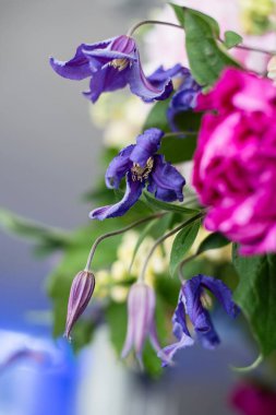 Büyük bir buket çiçek masayı süslüyor, düğün masasını dekore ediyor, düğün çiçekçisi, güzel kokulu taze çiçekler.