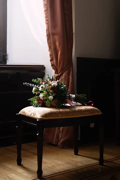 Біля Вікна Стілець Якому Лежить Букет Квітів Квіти Нареченої Весільний — стокове фото