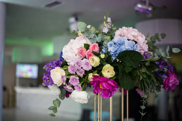 Velká Kytice Květin Zdobí Stůl Svatební Stůl Dekor Svatební Květinářství — Stock fotografie