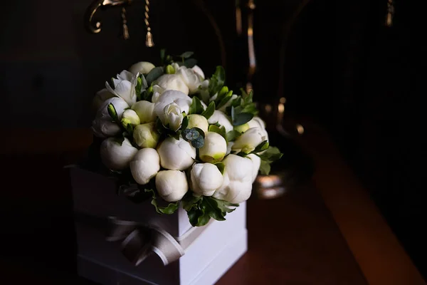 Tmavém Pozadí Krabička Bílými Pivoňky Květiny Pupenech Ještě Nekvetly Vánoční — Stock fotografie