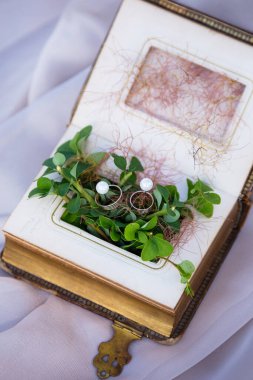 İçinde çiçekler olan dekoratif kutu, düğün kutlaması için kutu, iyi hava, güneş ışığı, düğün detayları.