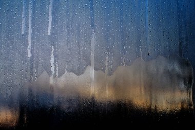 Cam üzerindeki desenler, kışın buzlu çizimler, mavi arka plan ve buz çizimleri, köpük damlacıkları, camdan yansımalar.,