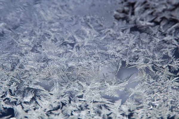 Patronen Glas Ijzige Tekeningen Winter Een Raam Blauwe Achtergrond Ijstekeningen — Stockfoto