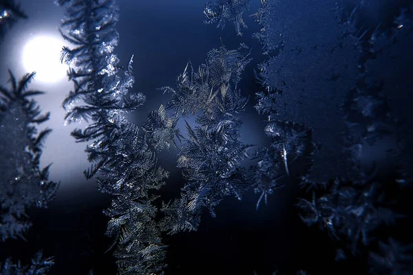 Vzory Skle Mrazivé Kresby Zimě Okně Modré Pozadí Ledové Kresby — Stock fotografie