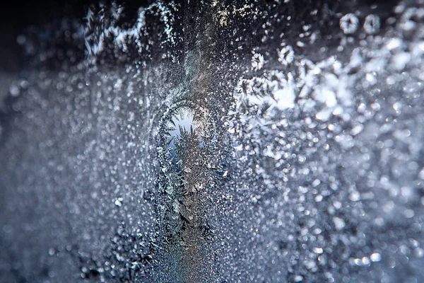 Patrones Vidrio Dibujos Helados Invierno Una Ventana Fondo Azul Dibujos — Foto de Stock