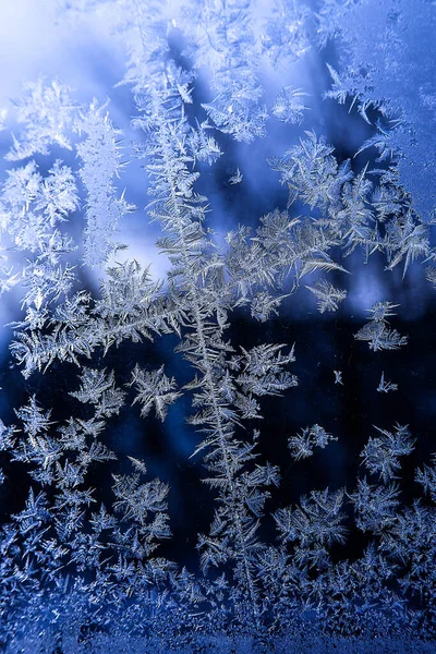 Patronen Glas Ijzige Tekeningen Winter Een Raam Blauwe Achtergrond Ijstekeningen — Stockfoto
