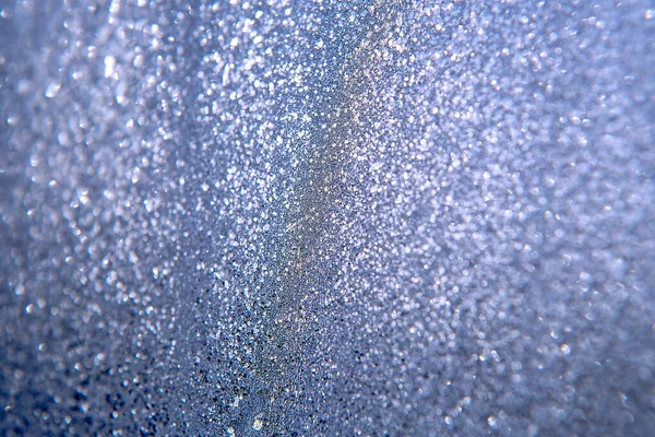 ガラスや窓に描かれた冬の凍えるようなドローイング 青い背景と氷のドローイング 体の滴 ガラスを通しての反射 — ストック写真