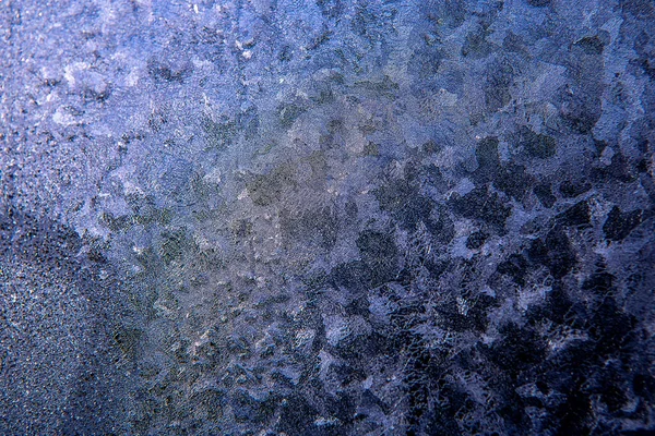 Patronen Glas Ijzige Tekeningen Winter Een Raam Blauwe Achtergrond Ijstekeningen — Stockfoto