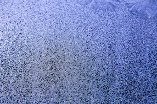 玻璃上的图案 冬天窗上的霜冻图画 蓝色背景和冰图 透过玻璃反射 — 图库照片