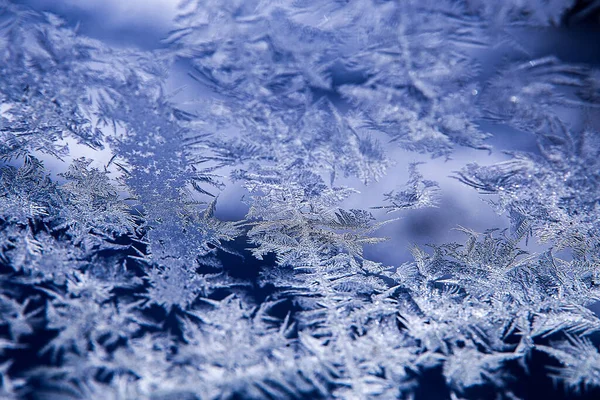 Wzory Szkle Mroźne Rysunki Zimą Oknie Niebieskie Tło Rysunki Lodu — Zdjęcie stockowe