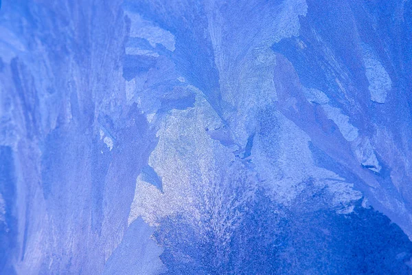 Wzory Szkle Mroźne Rysunki Zimą Oknie Niebieskie Tło Rysunki Lodu — Zdjęcie stockowe