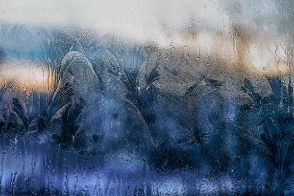 Modelli Vetro Disegni Gelidi Inverno Una Finestra Sfondo Blu Disegni — Foto Stock