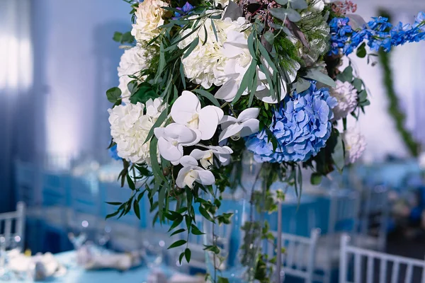 Ramo Grande Con Flores Blancas Azules Jarrón Fondo Azul Hortensias — Foto de Stock