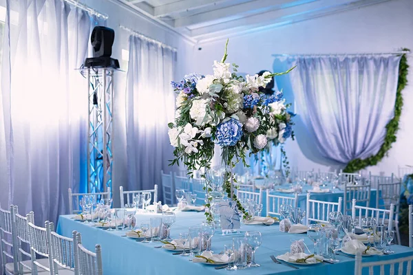 Decoración Boda Restonar Azul Mesas Servidas Florero Blanco Cortinas Azules — Foto de Stock