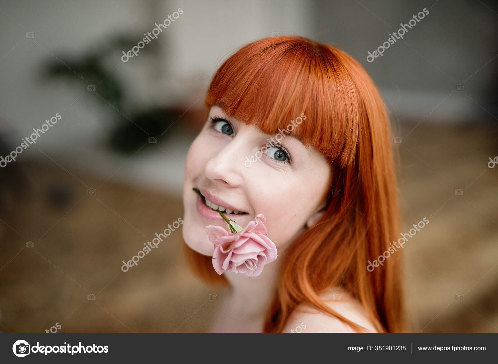 年轻姑娘红头发牙齿上插着花笑容可亲大画像自然妆容 图库照片 C Leya 333