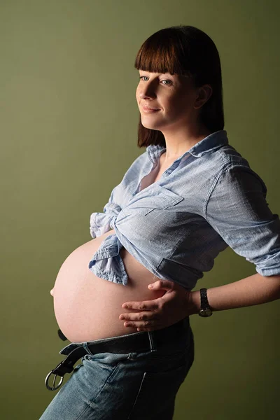 Mladá Těhotná Dívka Velkým Břichem Zeleném Pozadí — Stock fotografie